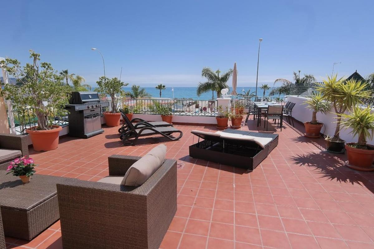 3 Bedroom Beach Frontline Apartment With Parking Appartement Nerja